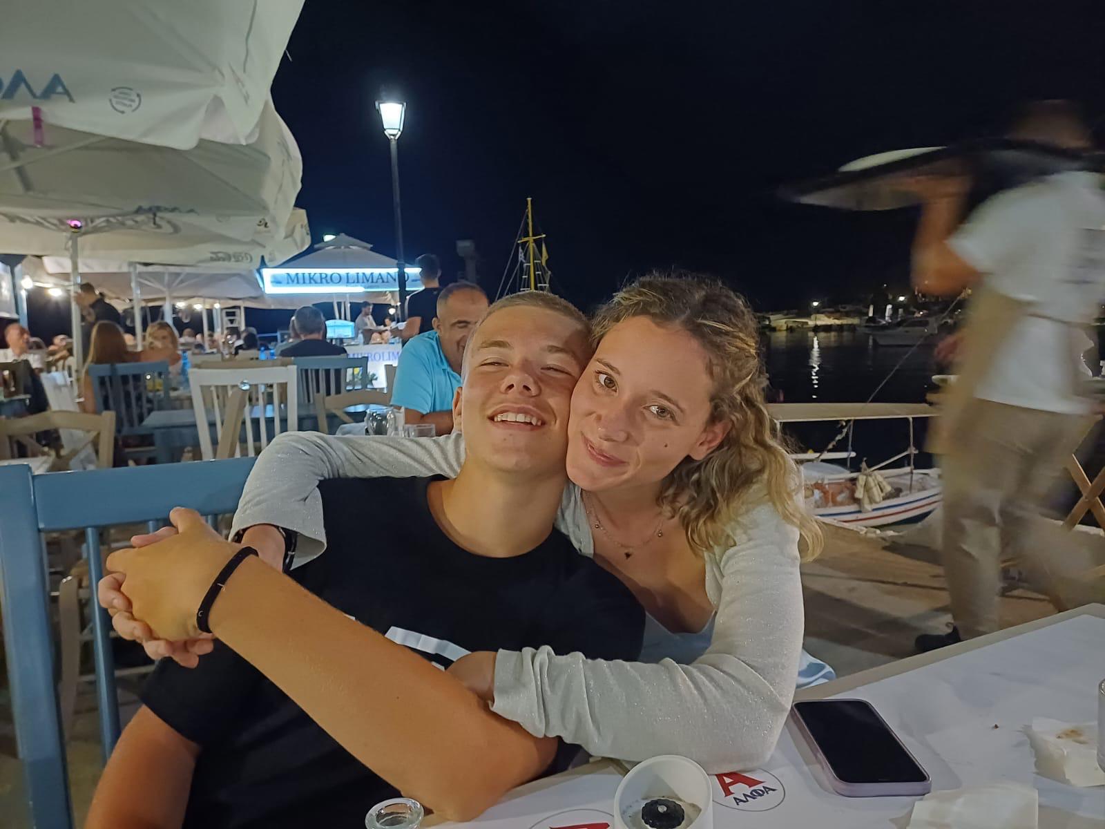 Federico in un abbraccio durante una serata al mare