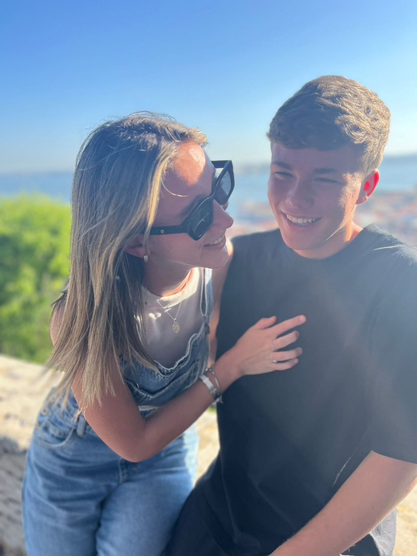 Federico sorridente con sua sorella Caterina