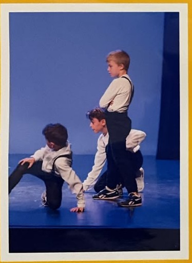 Federico con i compagni durante il saggio