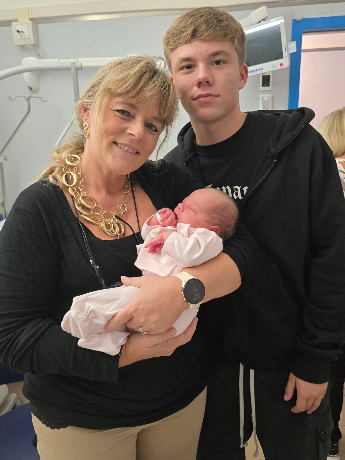 Federico con la famiglia e una neonata
