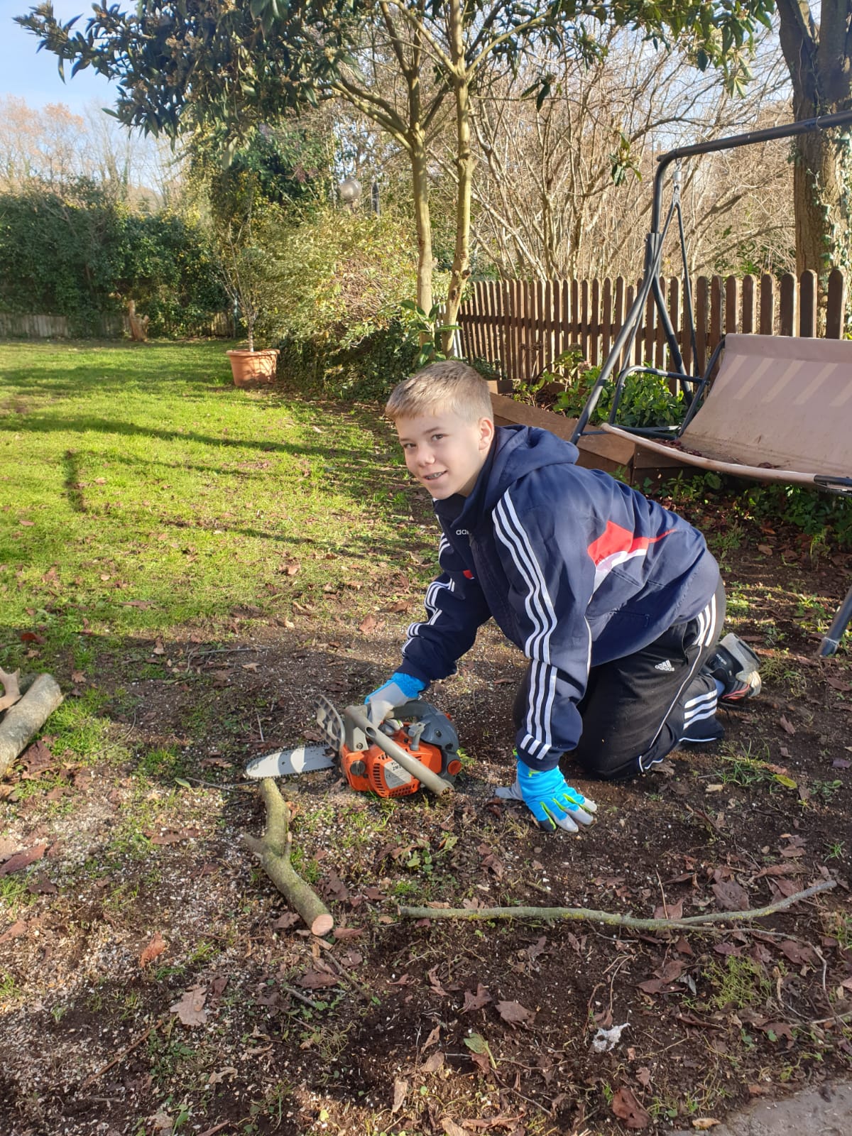 Federico al lavoro in giardino