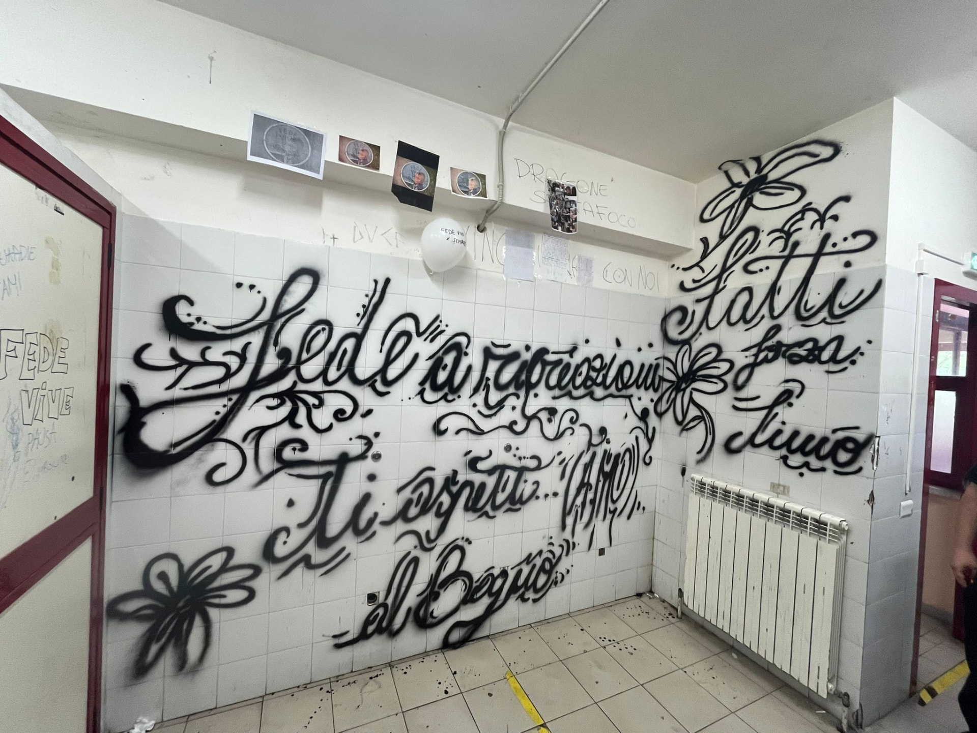 Murale con dediche per Fede