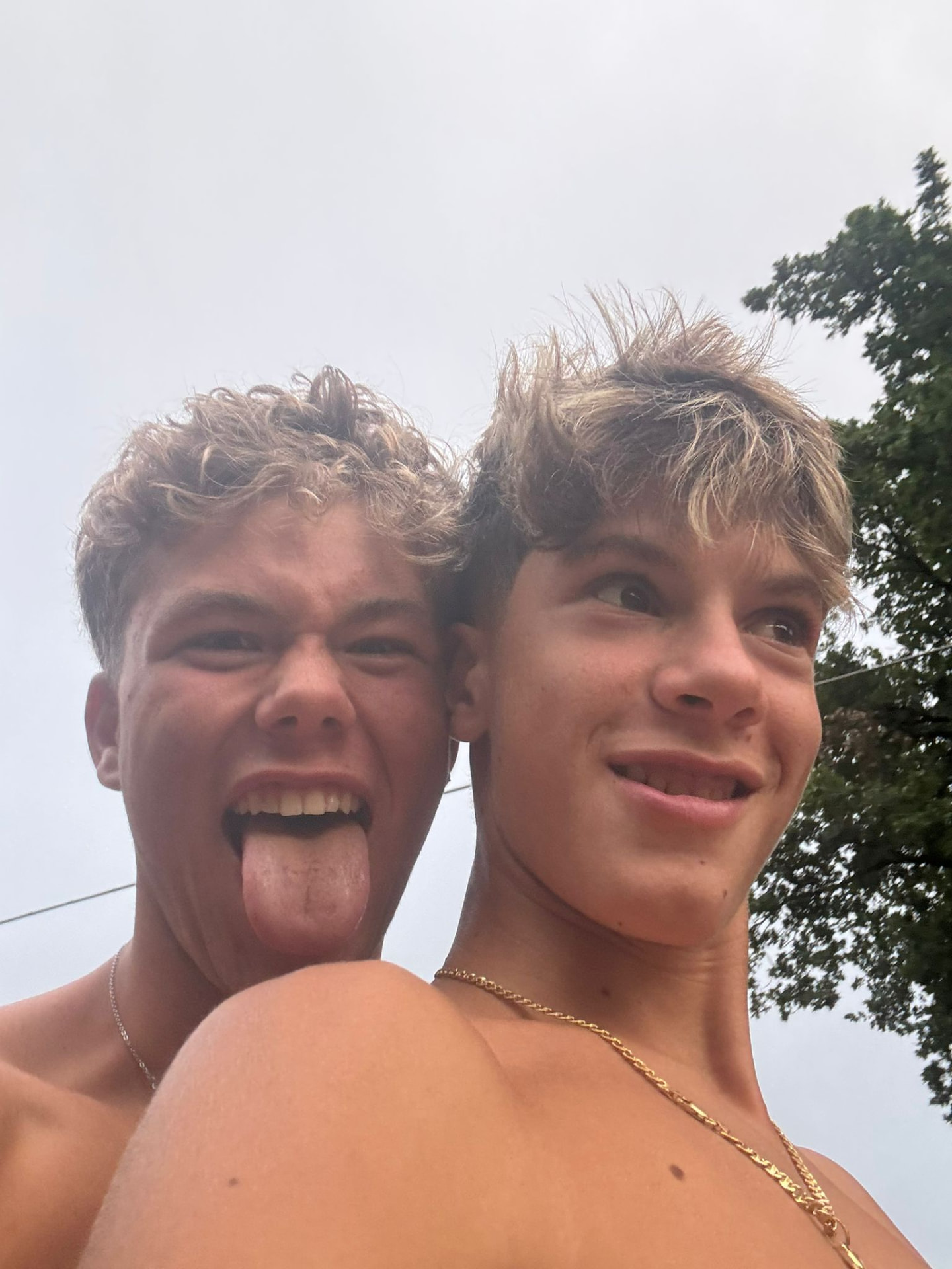 Federico sorridente in un selfie con un amico