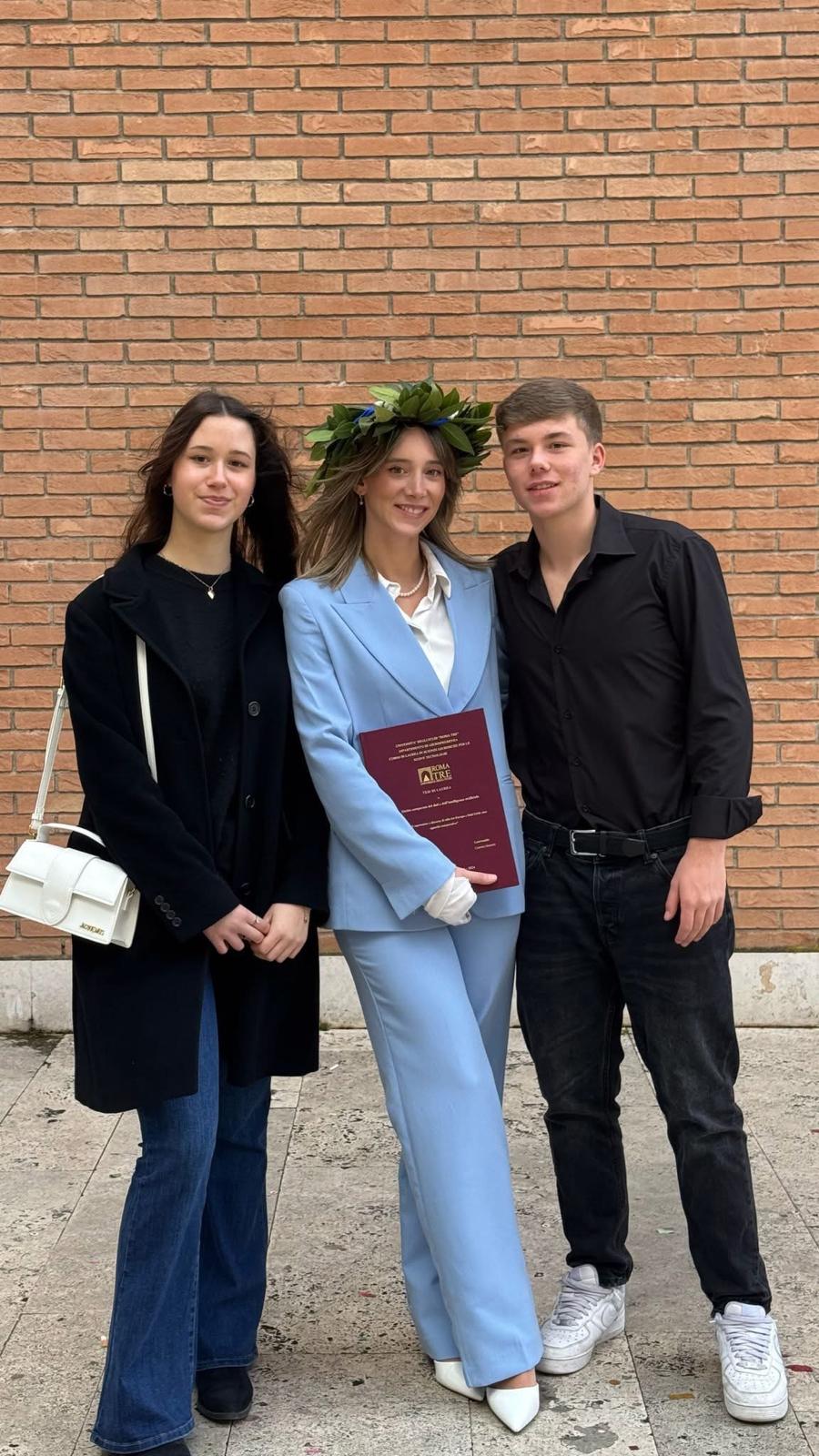 Federico con Caterina e un'amica nel giorno della laurea