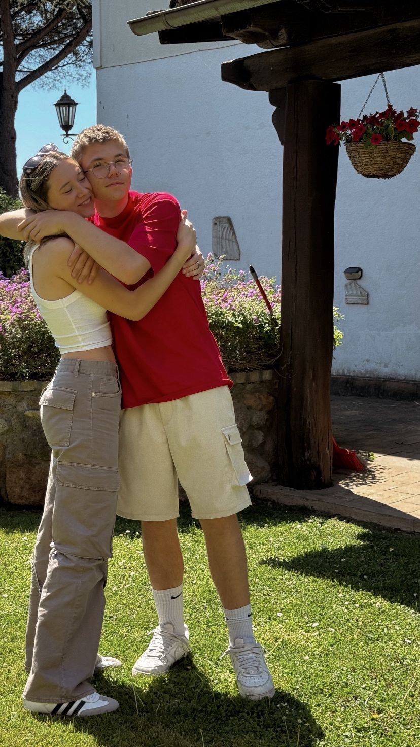Federico abbracciato a un'amica in giardino