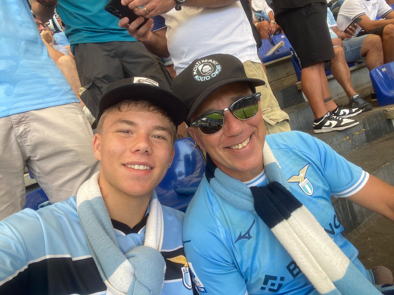 Federico allo stadio con la maglia della Lazio