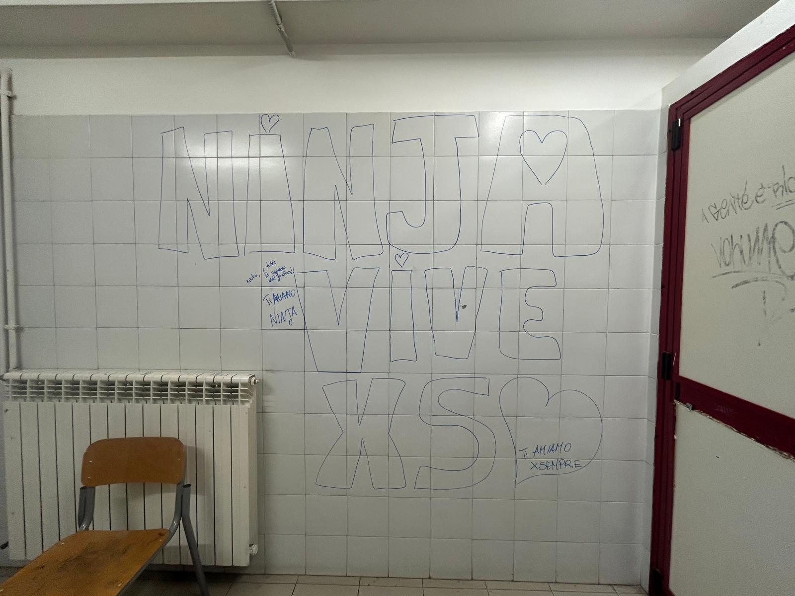 Scritta «Ninja vive x sempre»