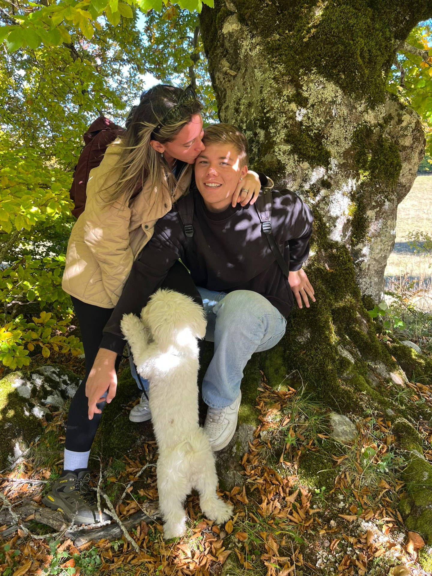 Federico in montagna con la famiglia e il cane