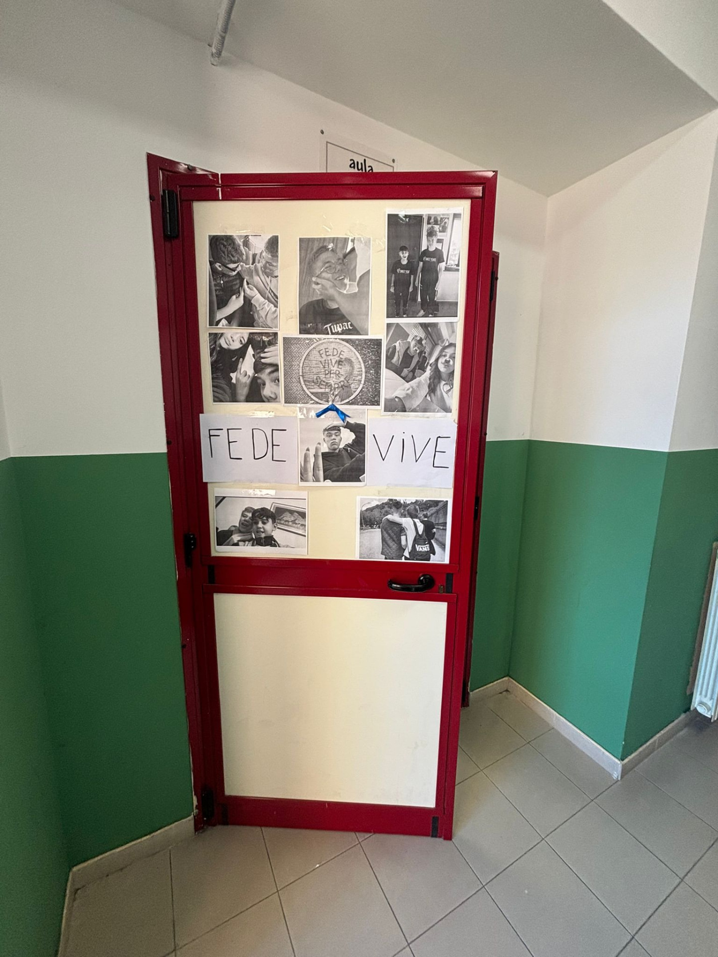 La porta della sua classe con foto e dediche