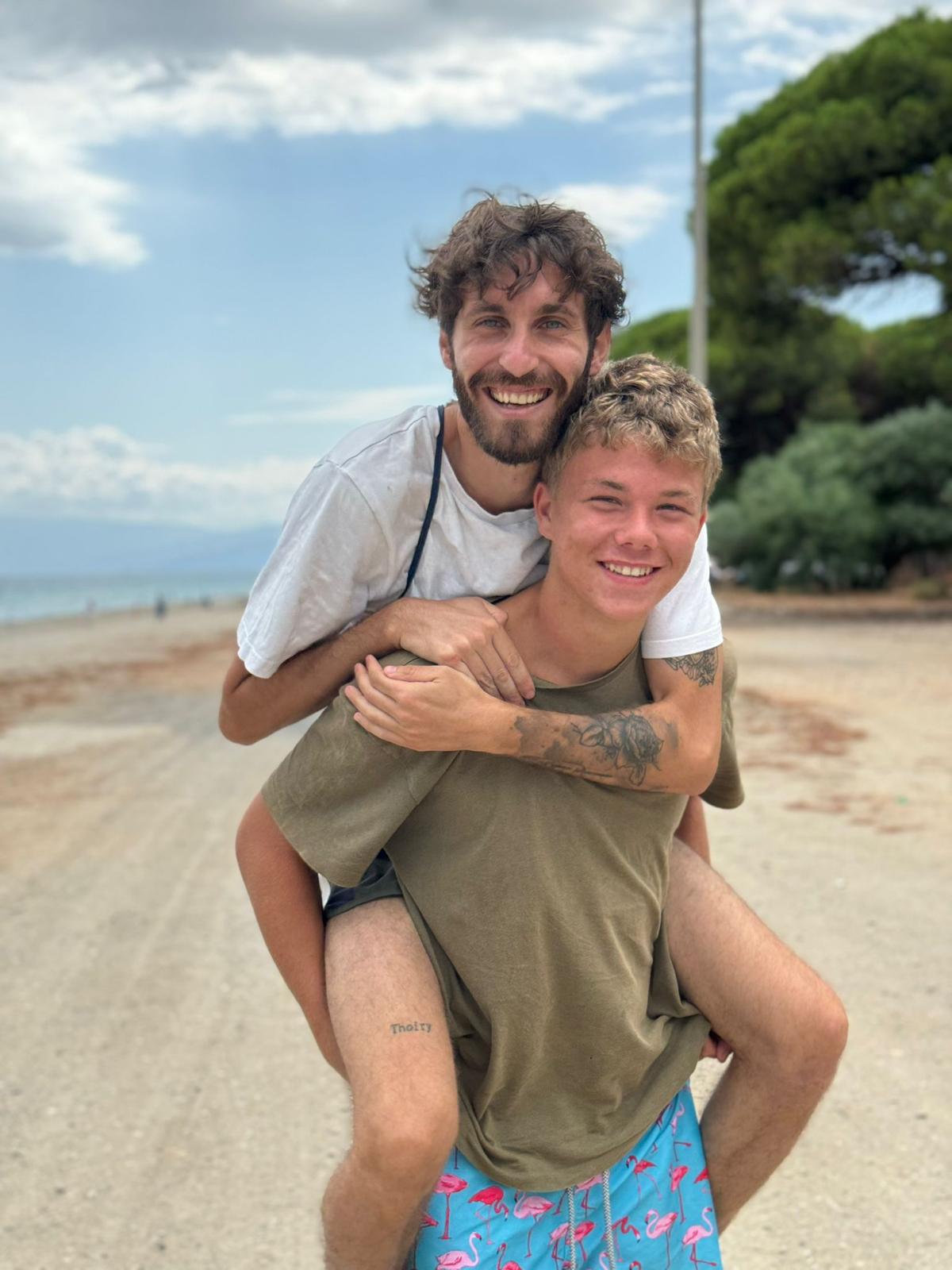Federico al mare con un amico