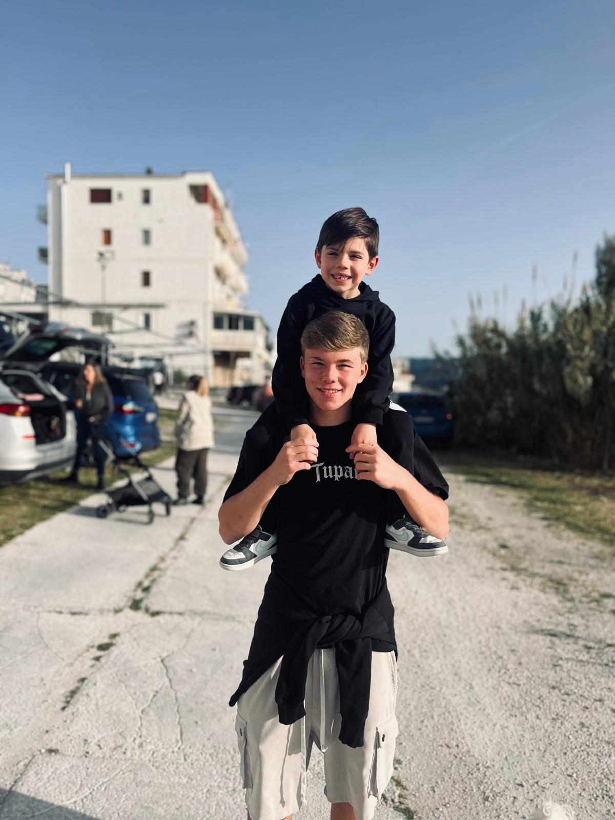 Federico con un bambino sulle spalle
