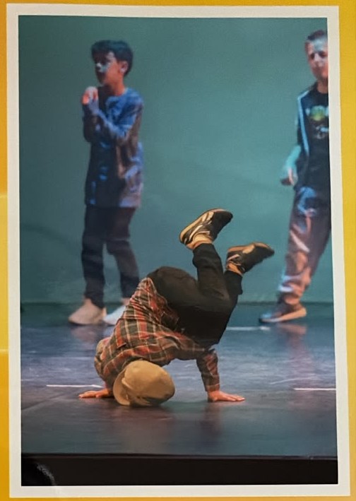 Federico durante un saggio di breakdance